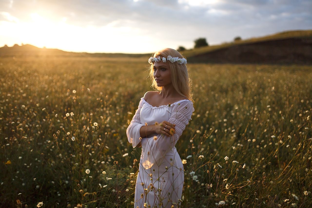 Girls in Slavic costumes in Kumasi